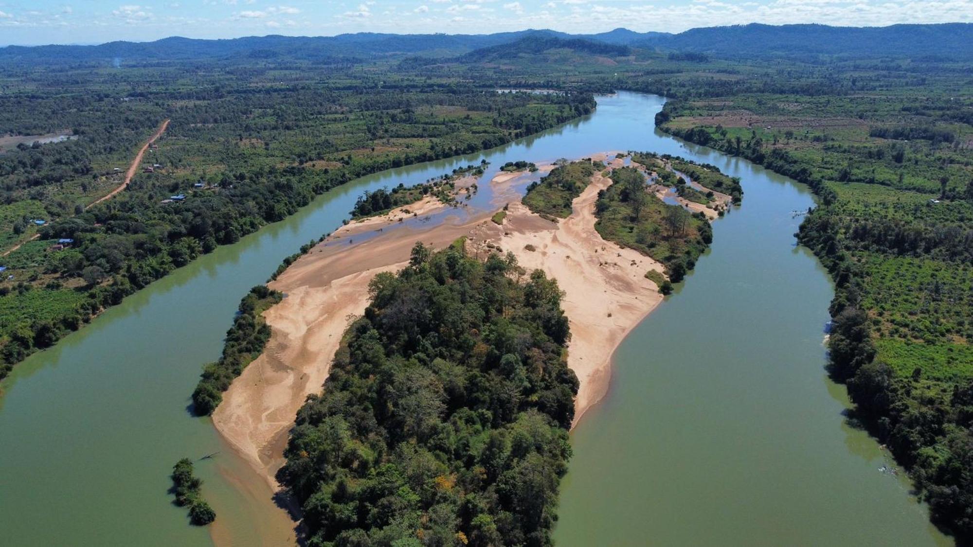 Ratanakiri Homestay & Jungle Trek 반룽 외부 사진