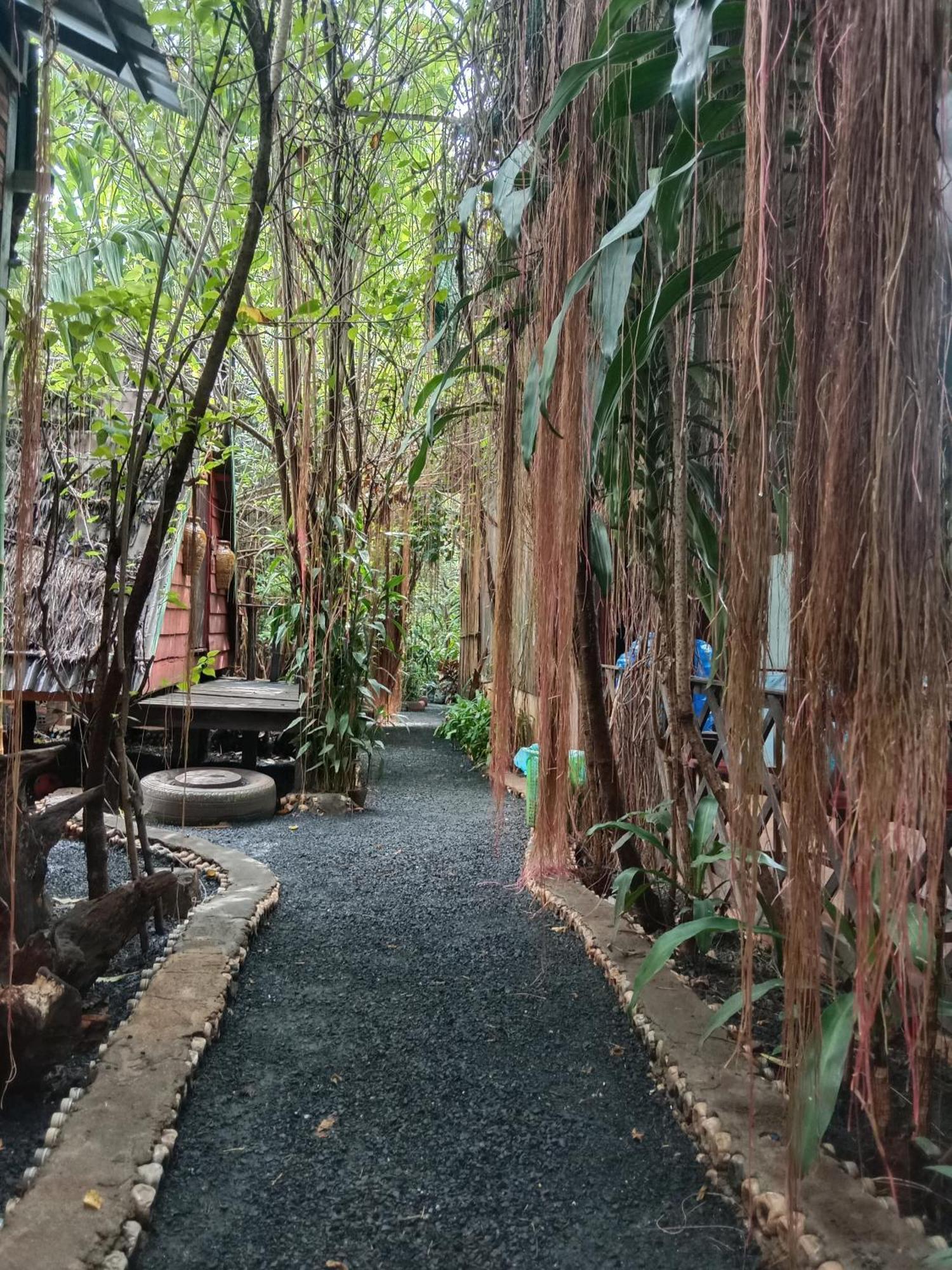 Ratanakiri Homestay & Jungle Trek 반룽 외부 사진
